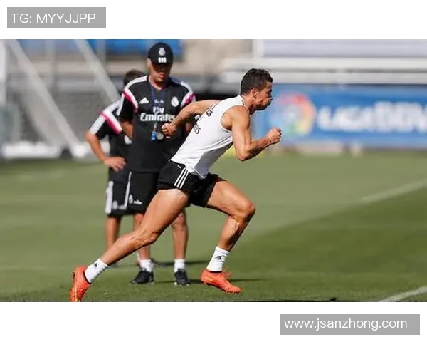 短发足球球星风采：简洁造型下的速度与力量之美